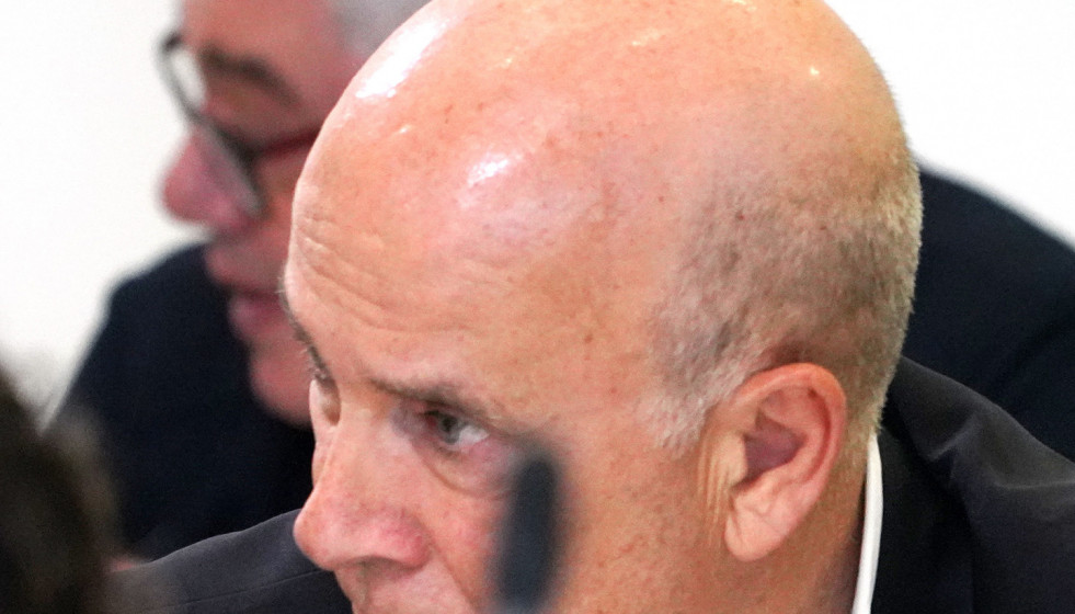 Archivo - El exdirector de Seguridad en la circulación de Adif, Andrés Cortabitarte, y el maquinista del Alvia accidentado en segundo plano, Francisco Garzón, en una jornada del juicio celebrado en