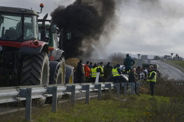 Agricultores y ganaderos cortan la A-52 con tractores y rollos de paja, a 10 de enero de 2026, en Xinzo de Limia, Ourense.