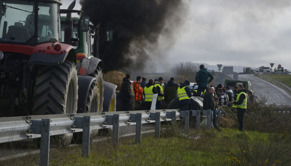 Agricultores y ganaderos cortan la A-52 con tractores y rollos de paja, a 10 de enero de 2026, en Xinzo de Limia, Ourense.
