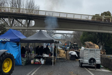 Tercer día consecutivo de protestas de ganaderos y agricultores en Ourense, que mantienen cortada la N-120