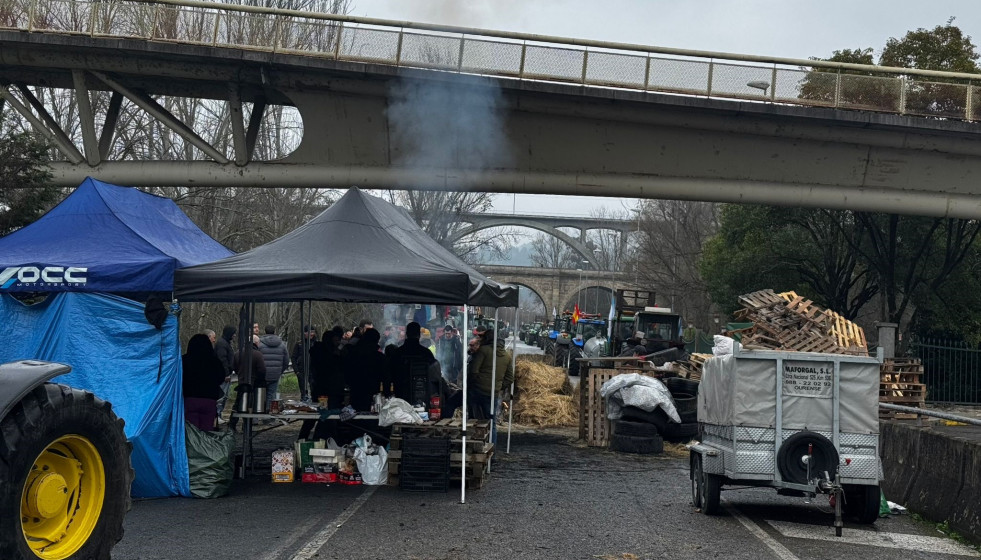Tercer día consecutivo de protestas de ganaderos y agricultores en Ourense, que mantienen cortada la N-120