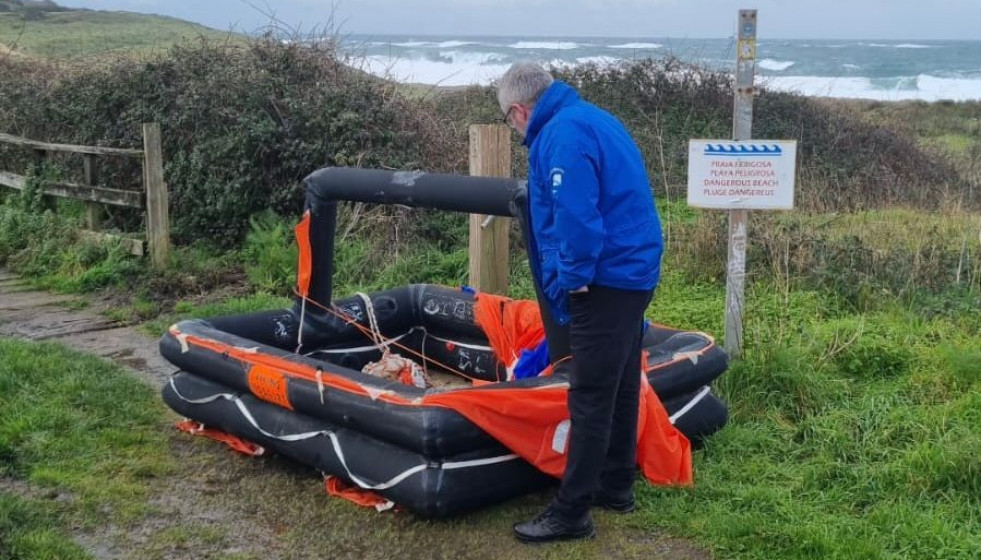 Rescatan una balsa salvavidas de un mercante maltés en una playa de Fisterra (A Coruña)