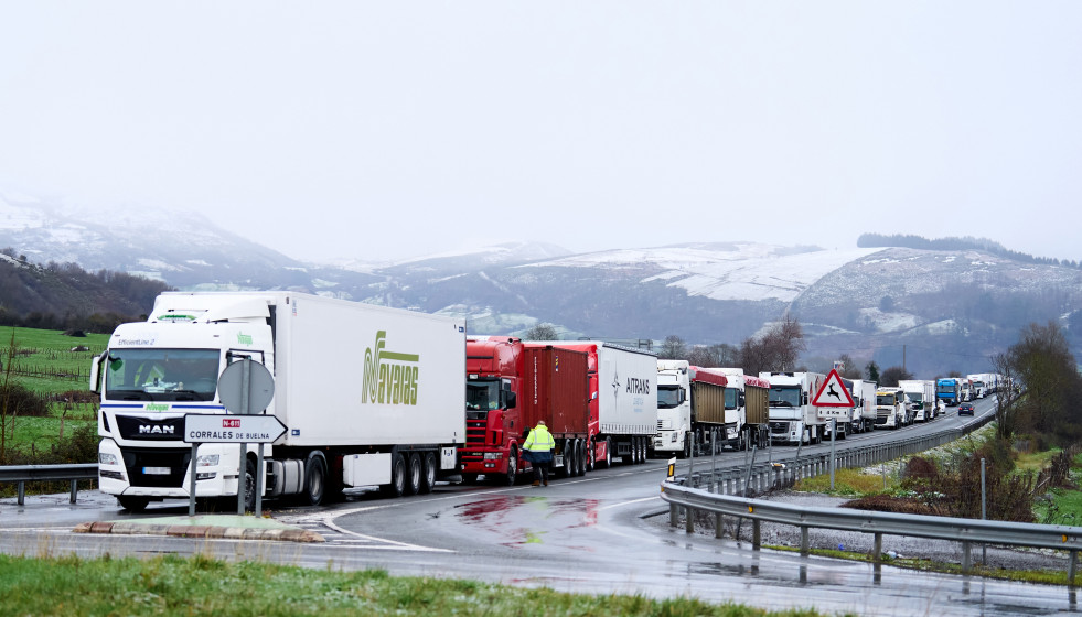 Archivo - Varios camiones parados en la A-67.