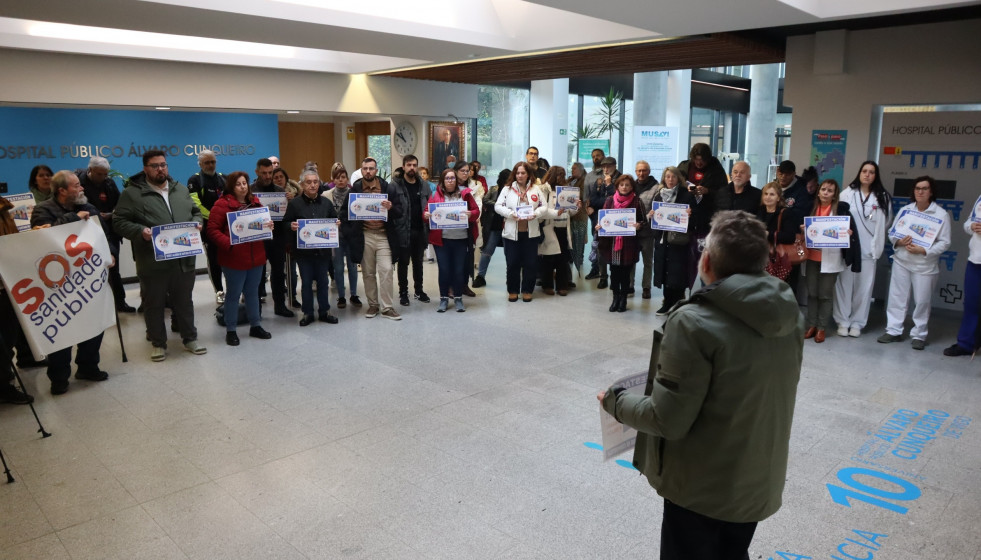 Concentración de SOS Sanidade Pública en el hall del Hospital Álvaro Cunqueiro de Vigo.