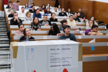 Archivo - Un grupo de personas esperan a realizar las pruebas de Formación Sanitaria Especializada convocada por el Ministerio de Sanidad, en la Facultad de Medicina de la Universidad de Santiago de