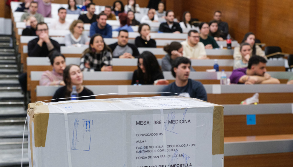 Archivo - Un grupo de personas esperan a realizar las pruebas de Formación Sanitaria Especializada convocada por el Ministerio de Sanidad, en la Facultad de Medicina de la Universidad de Santiago de