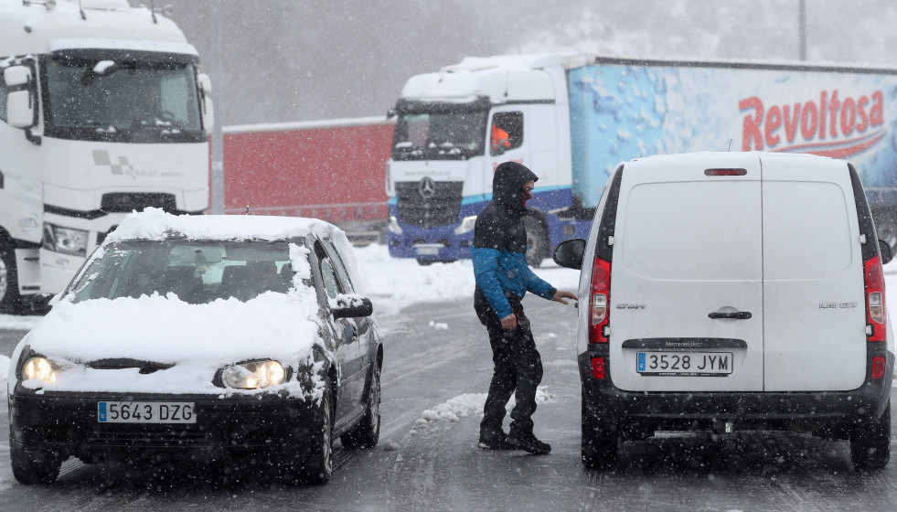 Vistas de Piedrafita do Cebeiro tras la nevada caída sobre la localidad, a 23 de enero de 2026, en Lugo, Galicia (España).