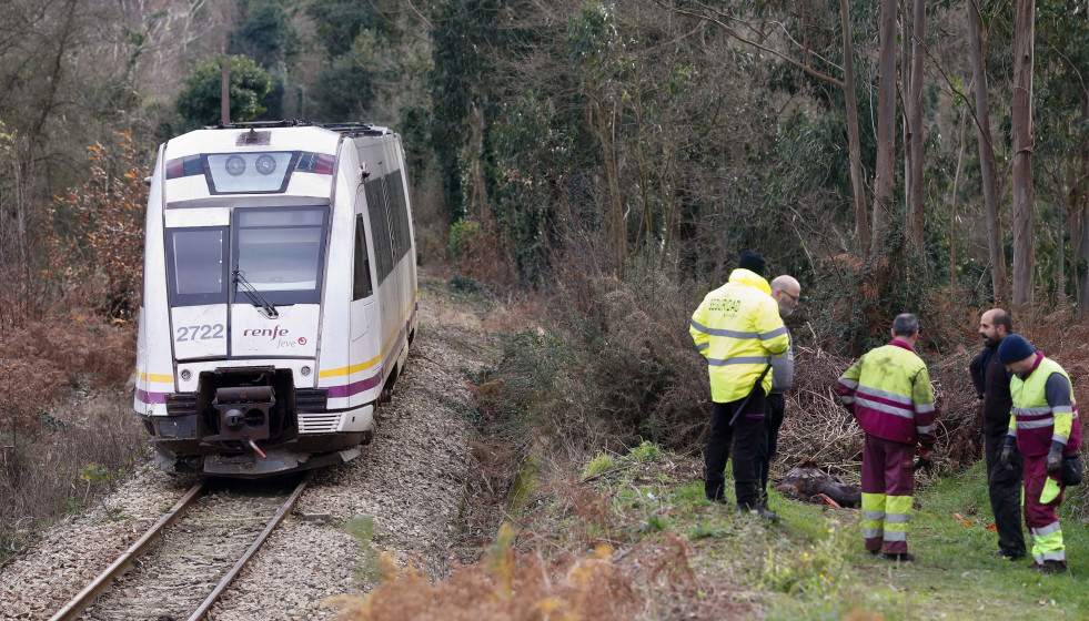 Varias personas trabajan para retirar el tren descarrilado, a 2 de enero de 2025, en Foz