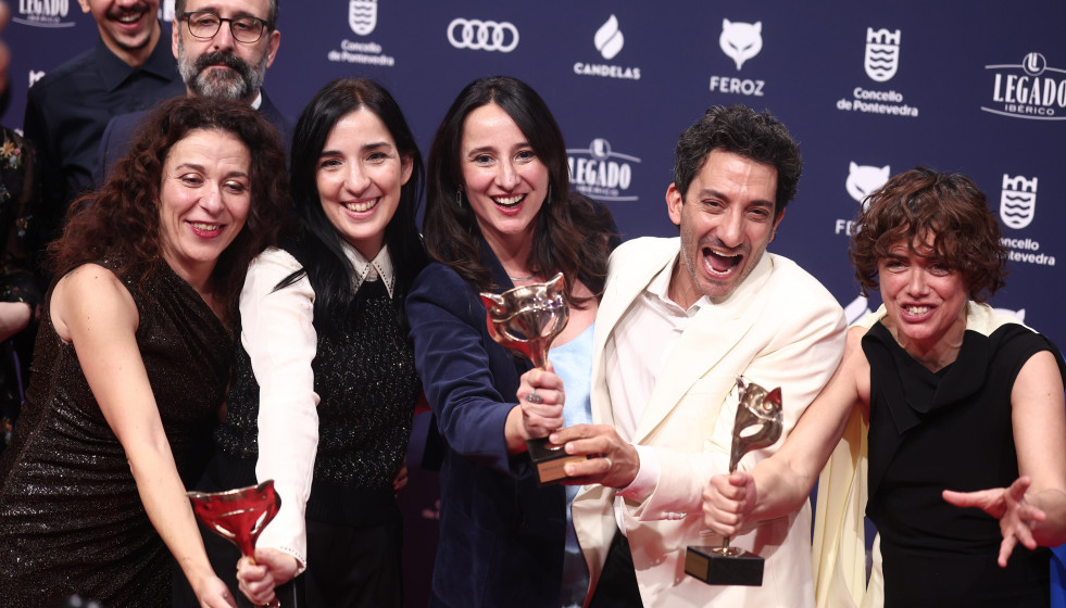 El equipo de 'Los domingos' posa con los premios que ha conseguido en la alfombra roja de los premiados en los Premios Feroz 2026, en el Pazo da Cultura, a 24 de enero de 2026, en Pontevedra