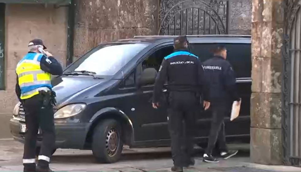 Funeraria recoge el cuerpo de Antonio Costa tras su muerte en la Praza de Abastos de Santiago en una imagen de la CRTVG