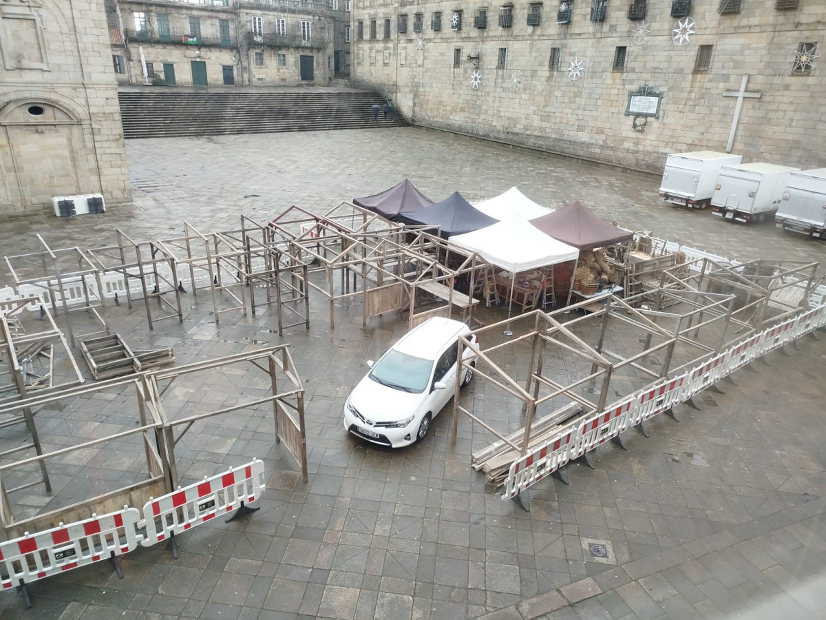 El mercado que Lobo empezu00f3 a montar el viernes en la Praza da Quintana de Santiago