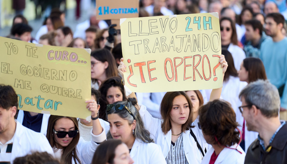 Archivo - Decenas de médicos durante una concentración convocada por el Sindicato Médico contra el Estatuto Marco propuesto por el Ministerio de Sanidad, a 11 de diciembre de 2025, en Santander, Ca