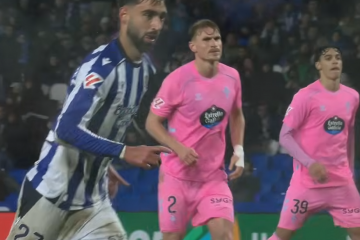 El ex céltico Brais Méndez a punto de marcar de penalti contra el Celta en Anoeta