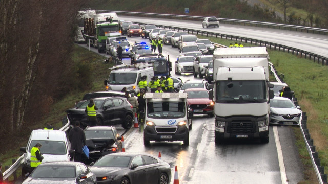 Una colisión múltiple en la AP-9, a la altura del municipio coruñés de Oroso, deja varios heridos y provoca retenciones kilométricas, a 27 de enero de 2026