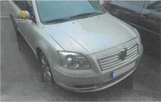 Vehículos con las ruedas pinchadas en Carballo (A Coruña)