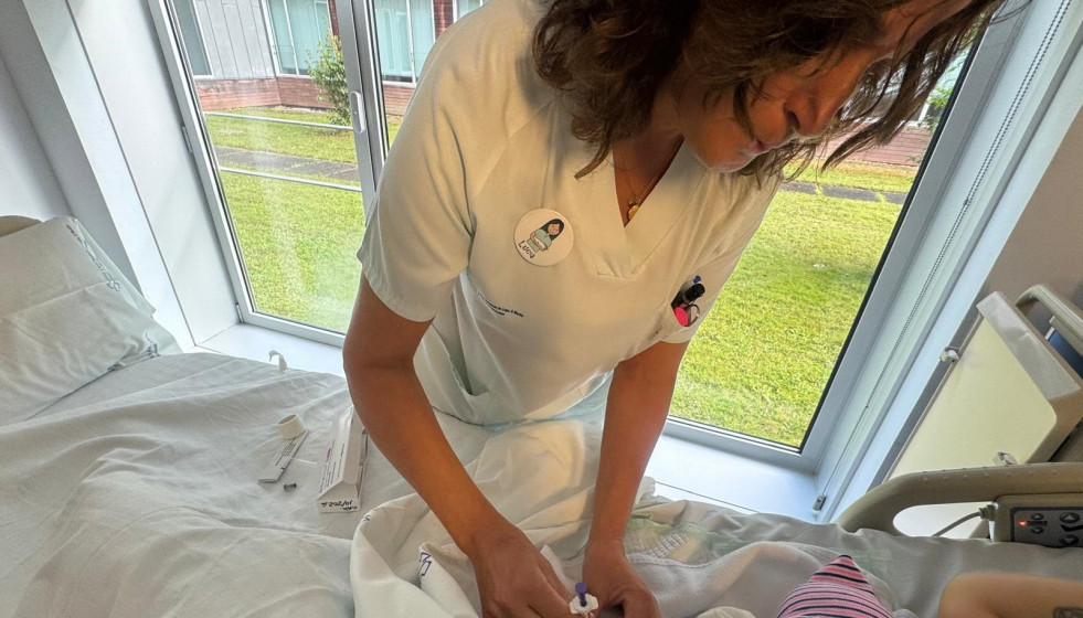 El Sergas inmuniza en los hospitales a los primeros bebés de la campaña frente al virus respiratorio sincitial