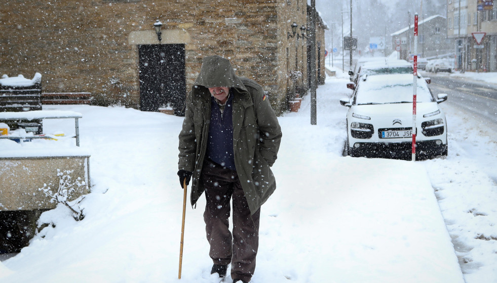 Una persona camina por la nieve, a 28 de enero de 2026, en Lugo, Galicia (España).