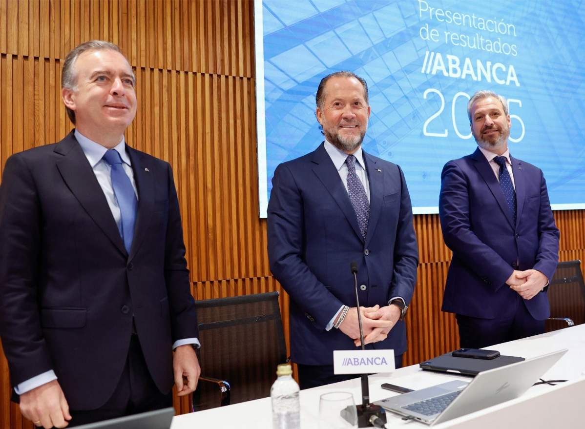 De izquierda a derecha, el CEO de Abanca, Francisco Botas, el presidente, Juan Carlos Escotet Rodríguez, y el director general financiero, Alberto de Francisco, durante la presentación de los result