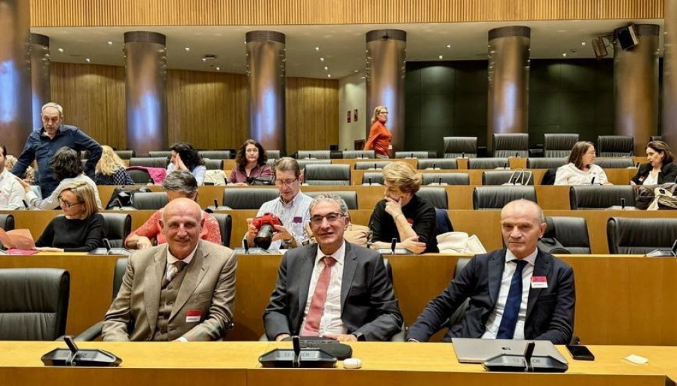 Médicos encargados dell estudio con José Ramón González Juanatey en el centro