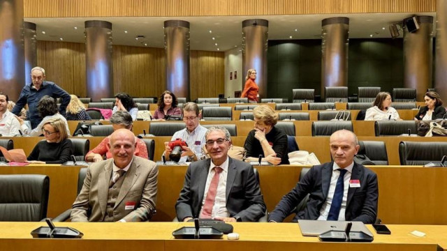 Médicos encargados dell estudio con José Ramón González Juanatey en el centro