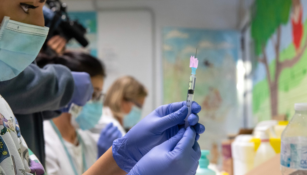 Archivo - Una enfermera prepara una dosis de la vacuna de la gripe. Foto de archivo