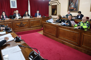 El alcalde de Lugo, Miguel Fernández, firma el protocolo para abrir al público aparcamientos de la Xunta y la Diputación.