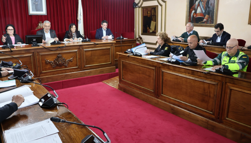 El alcalde de Lugo, Miguel Fernández, firma el protocolo para abrir al público aparcamientos de la Xunta y la Diputación.