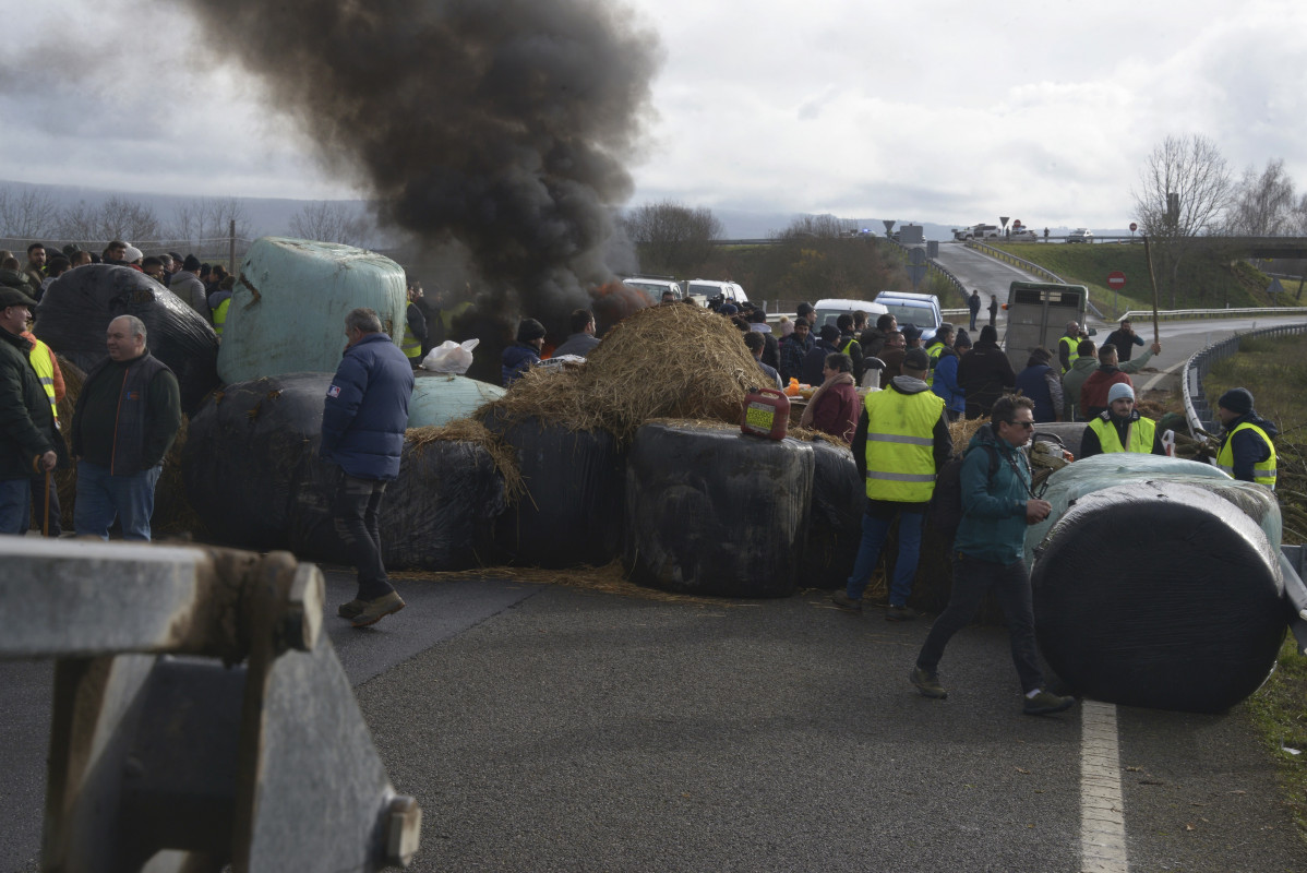 Agricultores y ganaderos cortan la A-52 con tractores y rollos de paja