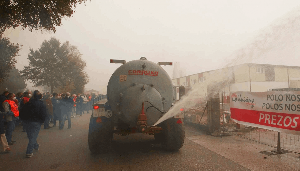 Cisterna vertiendo leche en una protesta convocada por Unións Agrarias frente Lacatalis en 2021