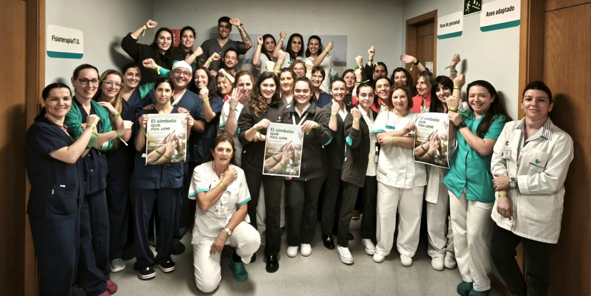 Profesionales de Quironsalud Pontevedra con sus Brazaletes de Esperanza