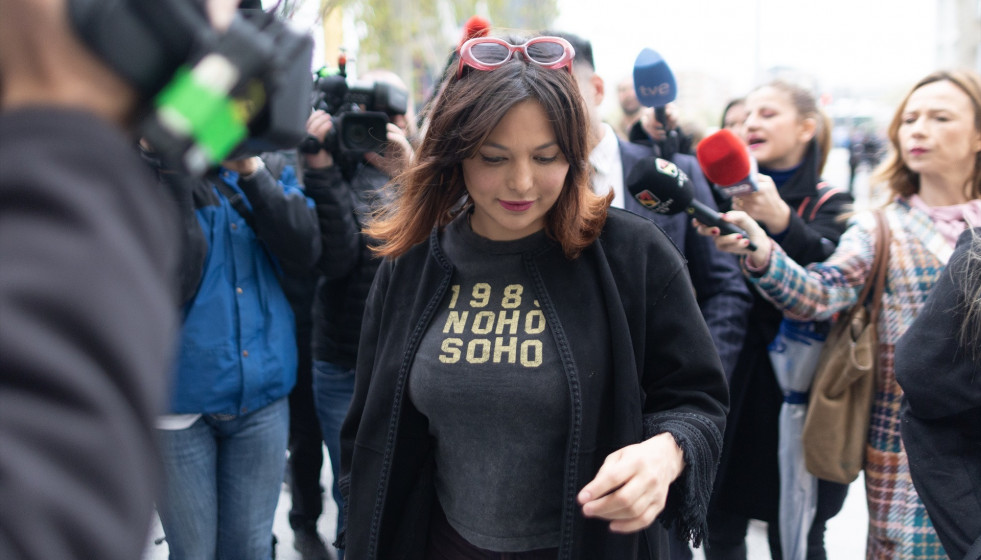 EuropaPress 6639012 actriz elisa mouliaa llega juzgados plaza castilla entregar telefono movil