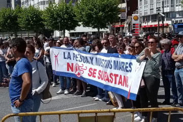 Cientos de pescadores se manifiesta en Cangas contra la eólica marina: 