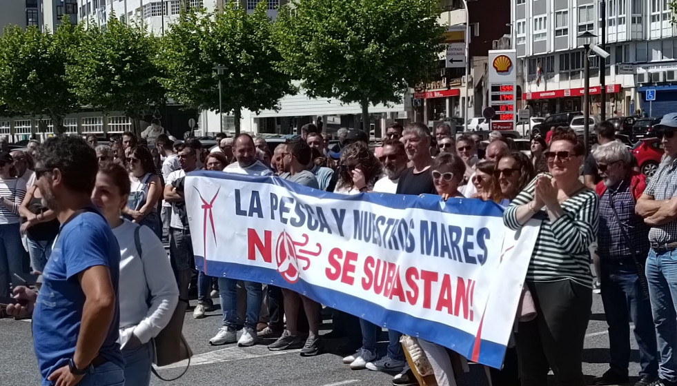 Cientos de pescadores se manifiesta en Cangas contra la eólica marina: 