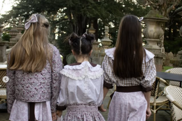 Colección de moda domingos de comida familiar en una imagen del Instagram de Pau Abraira