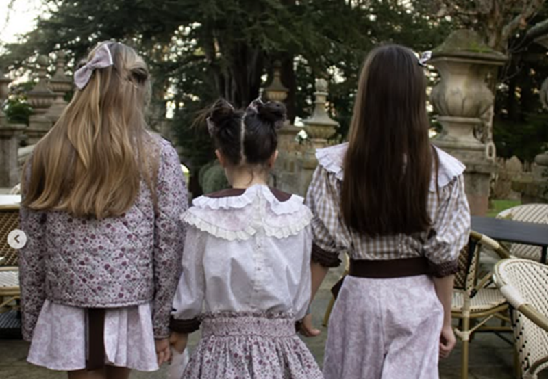 Colecciu00f3n de moda domingos de comida familiar en una imagen del Instagram de Pau Abraira