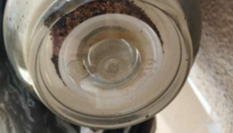 Filtro con residuos en el hogar del matrimonio hospitalizado