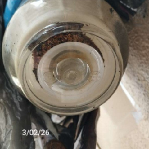 Filtro con residuos en el hogar del matrimonio hospitalizado