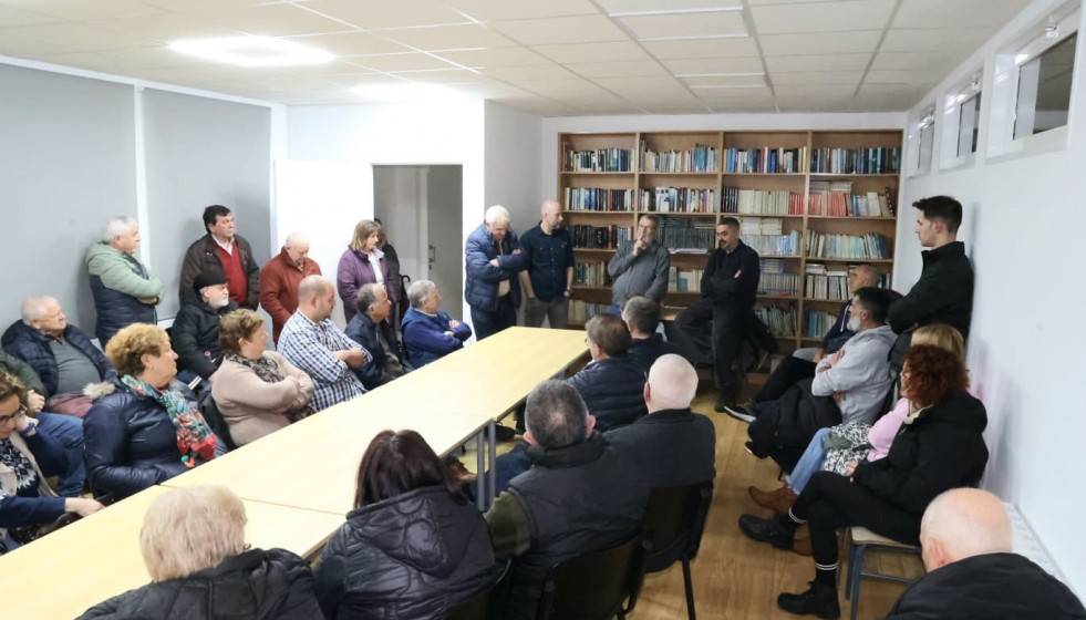 Reunión del alcalde de Carballo, Daniel Pérez, con vecinos de Razo