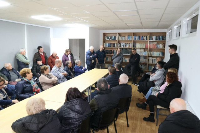 Reunión del alcalde de Carballo, Daniel Pérez, con vecinos de Razo