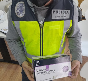 Imagen de la 'Operación Xermánica' de la Policía Autonómica que ha desarticulado en Galicia una organización que facilitaba certificados falsos de PCR y test de antígenos.