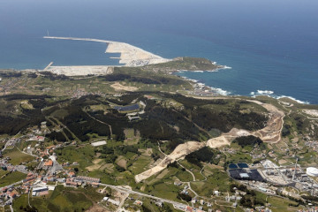 Archivo - Puerto exterior de A Coruña, Punta Langosteira (vista aérea)