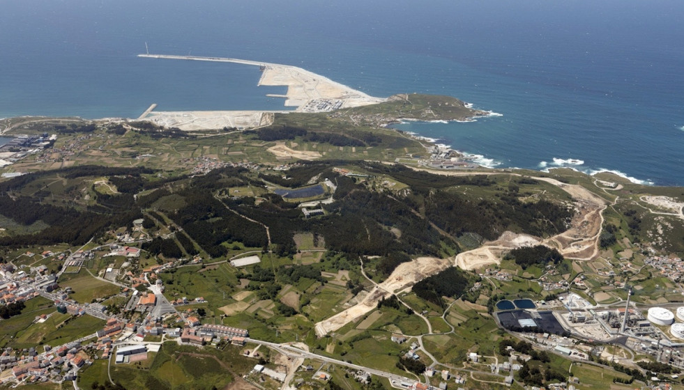 Archivo - Puerto exterior de A Coruña, Punta Langosteira (vista aérea)
