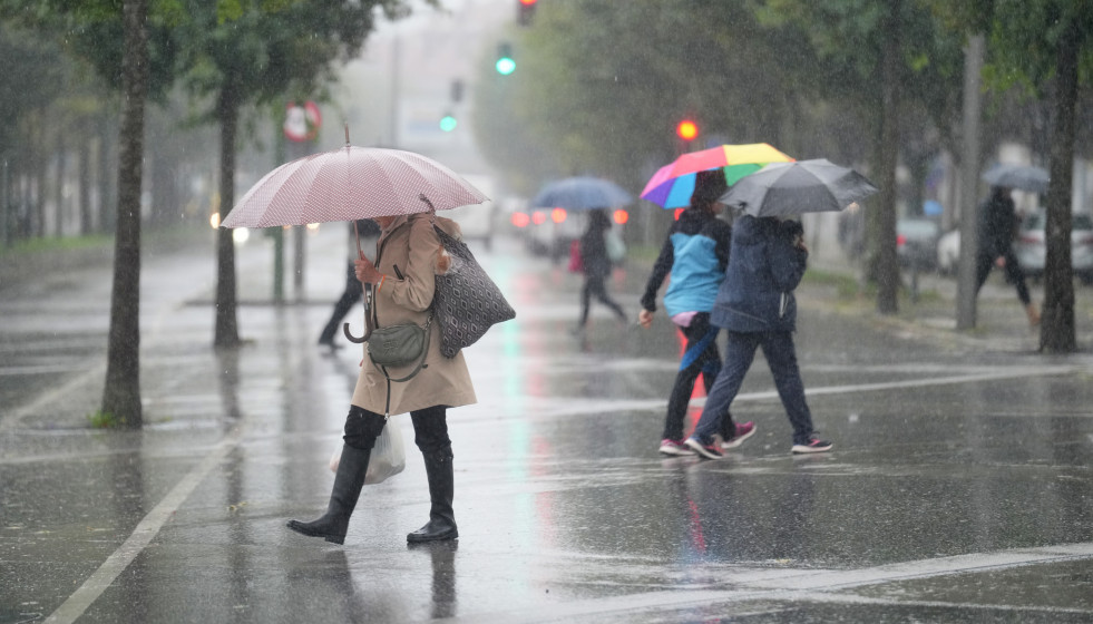 Archivo - Personas bajo la lluvia en Galicia
