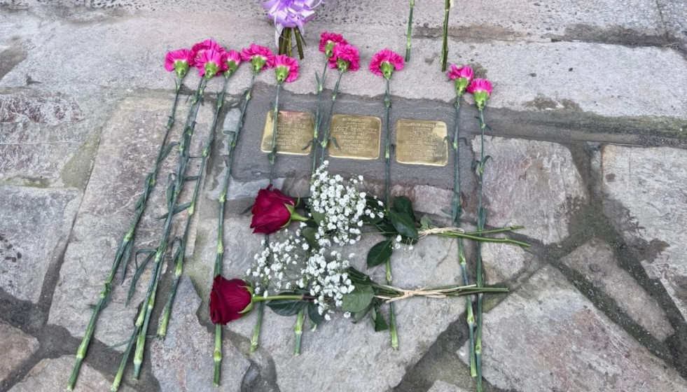 Colocación de 'storpelsteine' en As Nogais, a 7 de febrero de 2026.