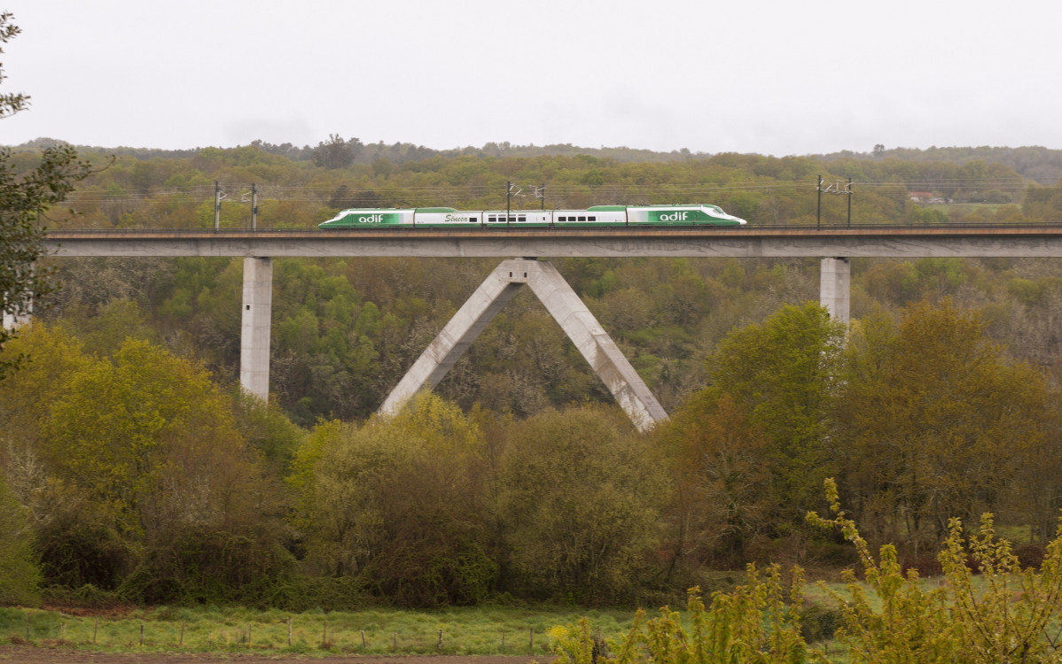 Archivo - Línea de alta velocidad Madrid Galicia.