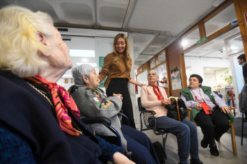 La conselleira de Política Social e Igualdade, Fabiola García, visita una residencia de mayores en Santiago.