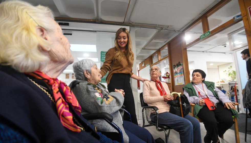La conselleira de Política Social e Igualdade, Fabiola García, visita una residencia de mayores en Santiago.