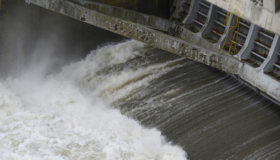 Archivo - El embalse de Velle liberando agua del río Miño, a 4 de noviembre de 2023, en Ourense, Galicia (España).