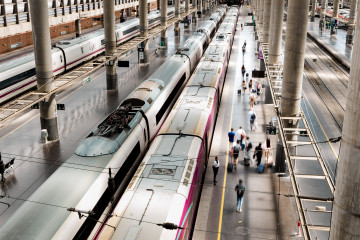 Archivo - Decenas de personas en la estación de trenes Puerta de Atocha-Almudena Grandes, a 24 de julio de 2025, en Madrid (España). Renfe recibe hoy a los viajeros que se desplazan con motivo de la