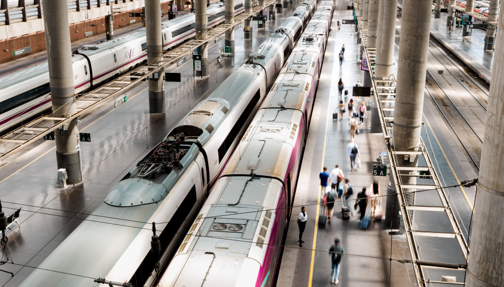 Archivo - Decenas de personas en la estación de trenes Puerta de Atocha-Almudena Grandes, a 24 de julio de 2025, en Madrid (España). Renfe recibe hoy a los viajeros que se desplazan con motivo de la
